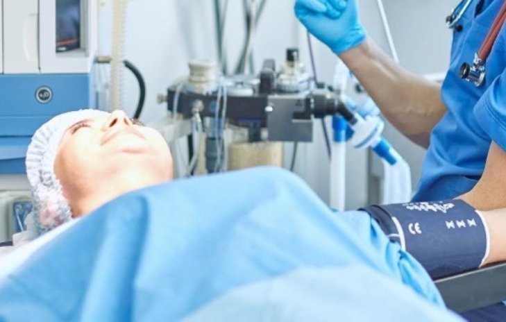 Procedimiento quirúrgico con paciente anestesiado y equipo médico en acción.