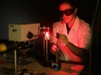 Investigadora y laser