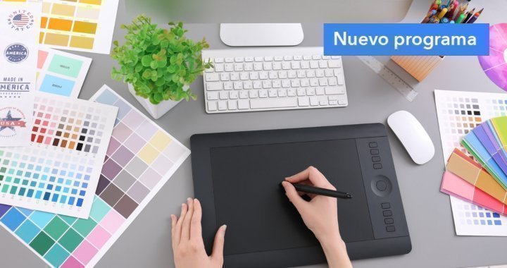 Una persona dibujando en una tableta gráfica negra sobre un escritorio, rodeada de muestras de colores impresas y digitales, con un mouse y una paleta de tonos pastel al fondo.