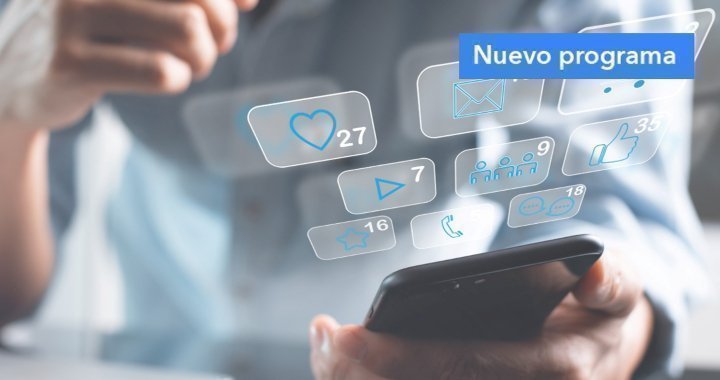 Persona usando un smartphone con íconos flotantes de redes sociales y notificaciones.