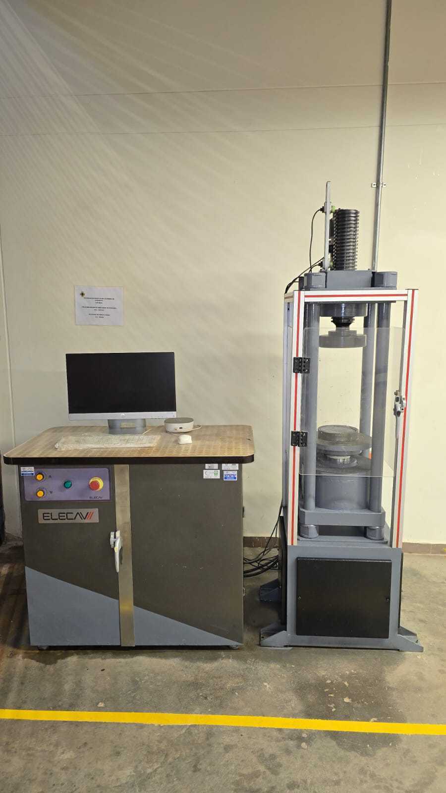 Máquina de compresión y flexión