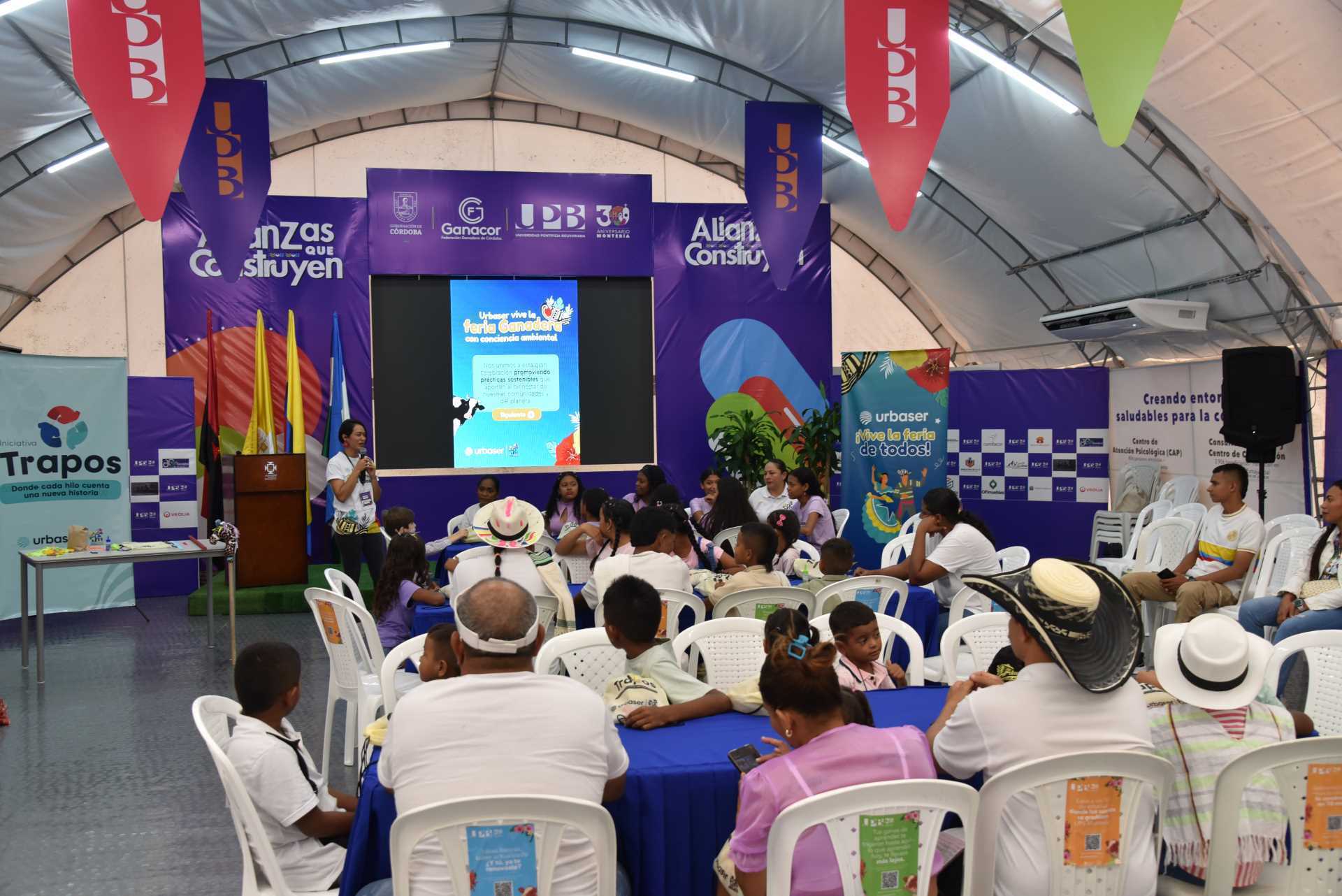 Actividad Urbaser con niños en la carpa académica Alianzas que Construyen