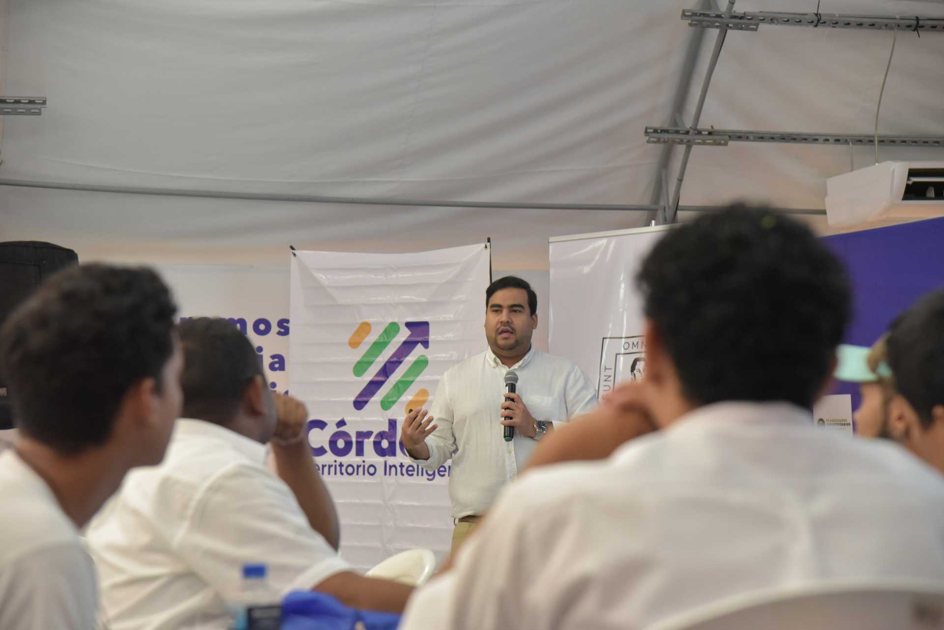 Docente Carlos Patrón durante la conferencia en la carpa académica