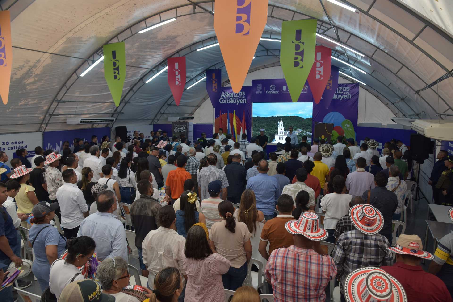 Entrega de créditos a pequeños productores en la carpa académica Alianzas que Construyen