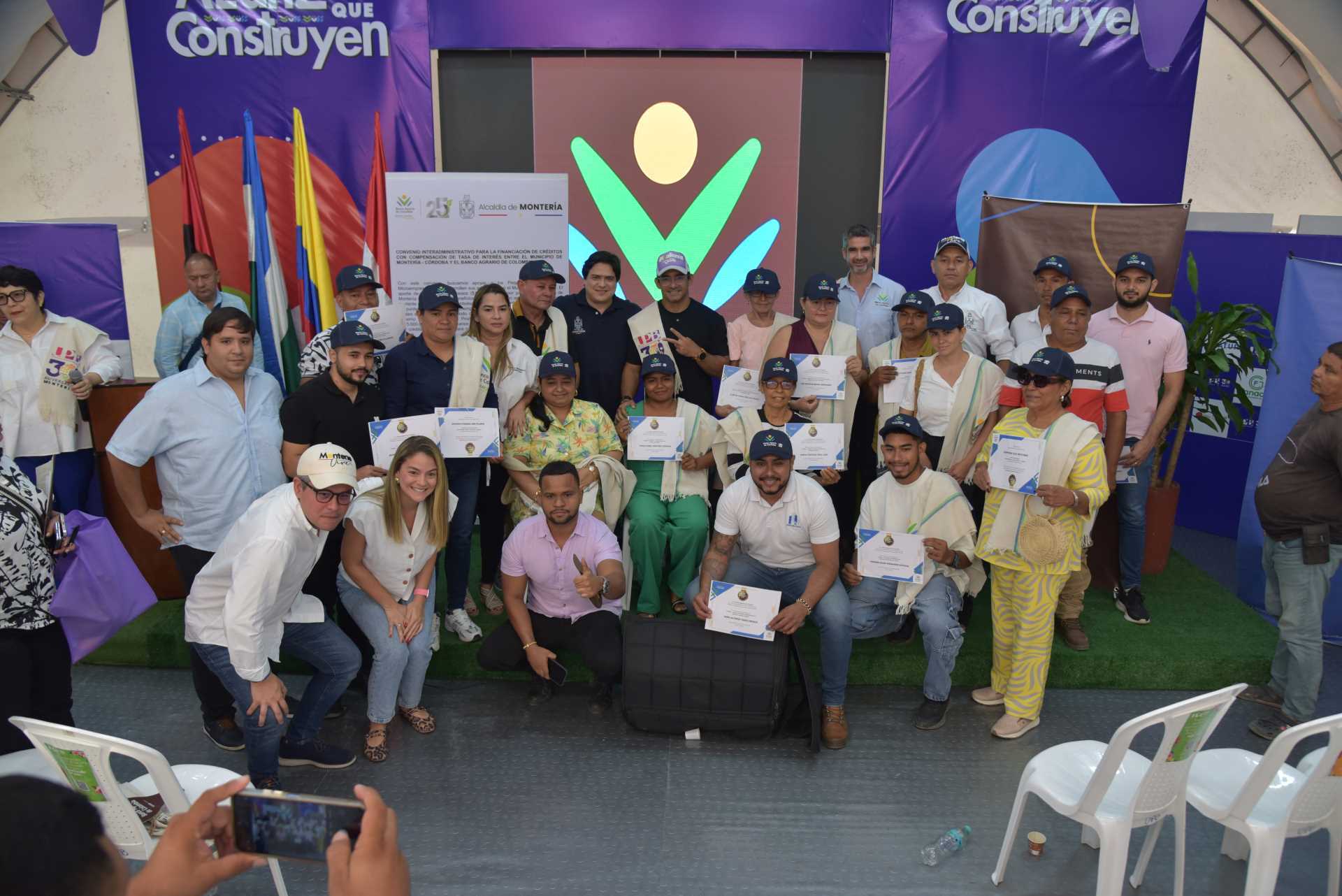 Entrega de créditos a pequeños productores en la carpa Alianzas que Construyen