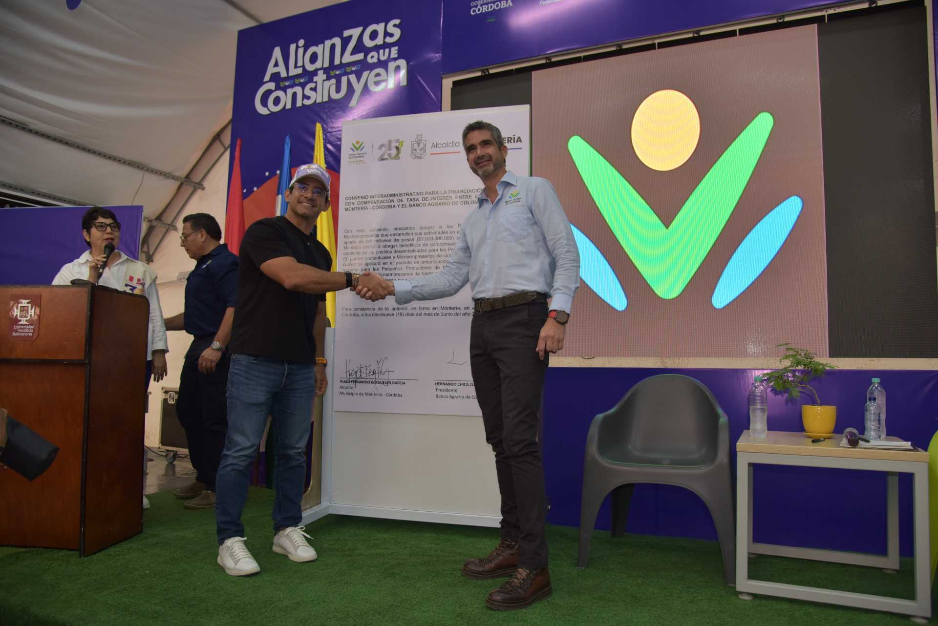 Entrega de créditos a pequeños productores en la carpa académica Alianzas que Construyen
