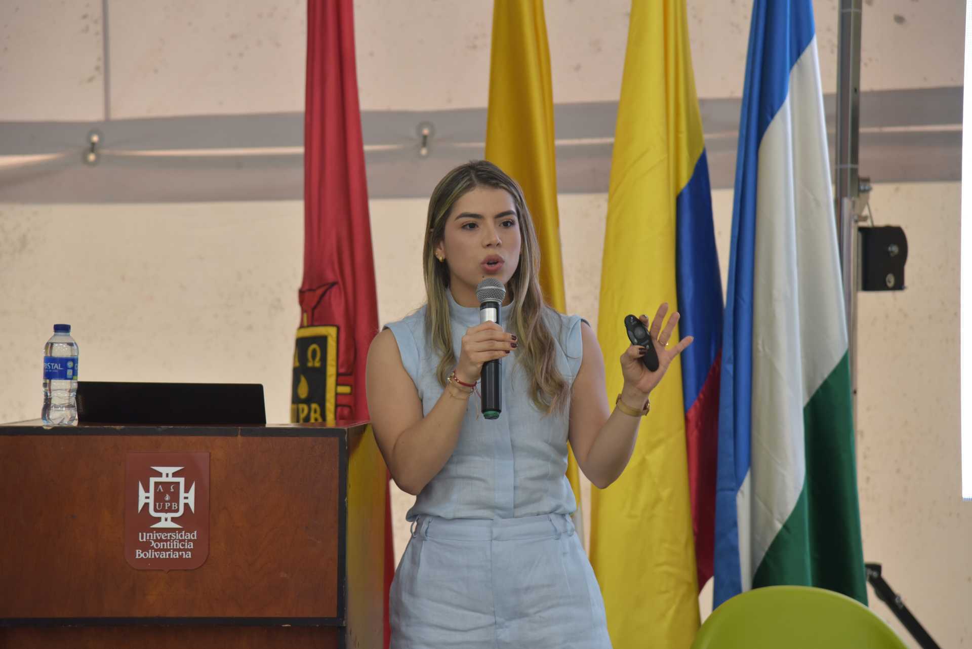 Luisa Fariño, docente de la Universidad Pontificia Bolivariana mientras realiza su ponencia en la carpa académica