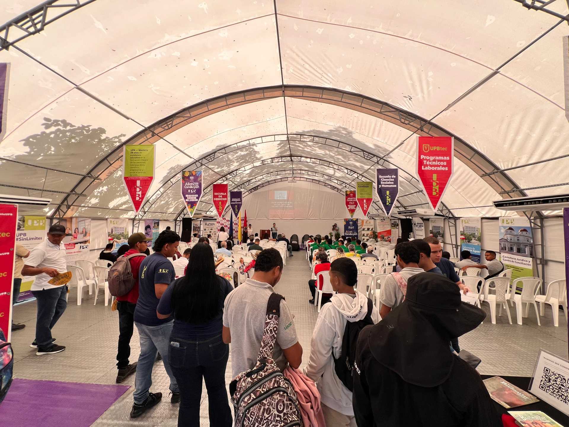 Alianzas que Construyen, carpa académica