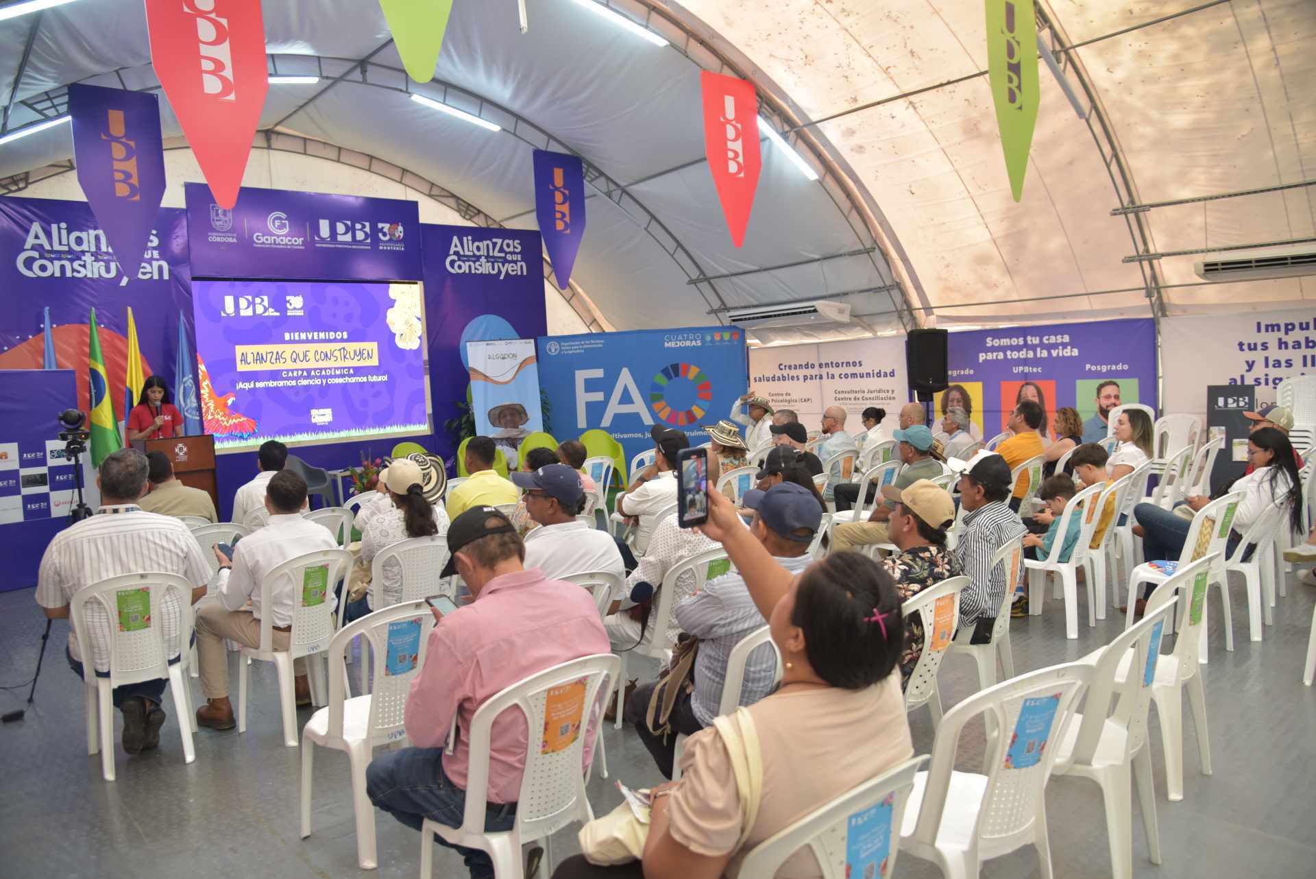 Fao e ixel moda cierran la programación de la carpa académica