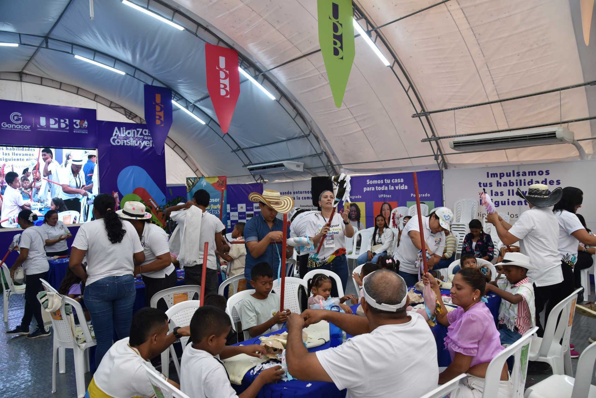 Actividad Urbaser con niños en la carpa académica Alianzas que Construyen