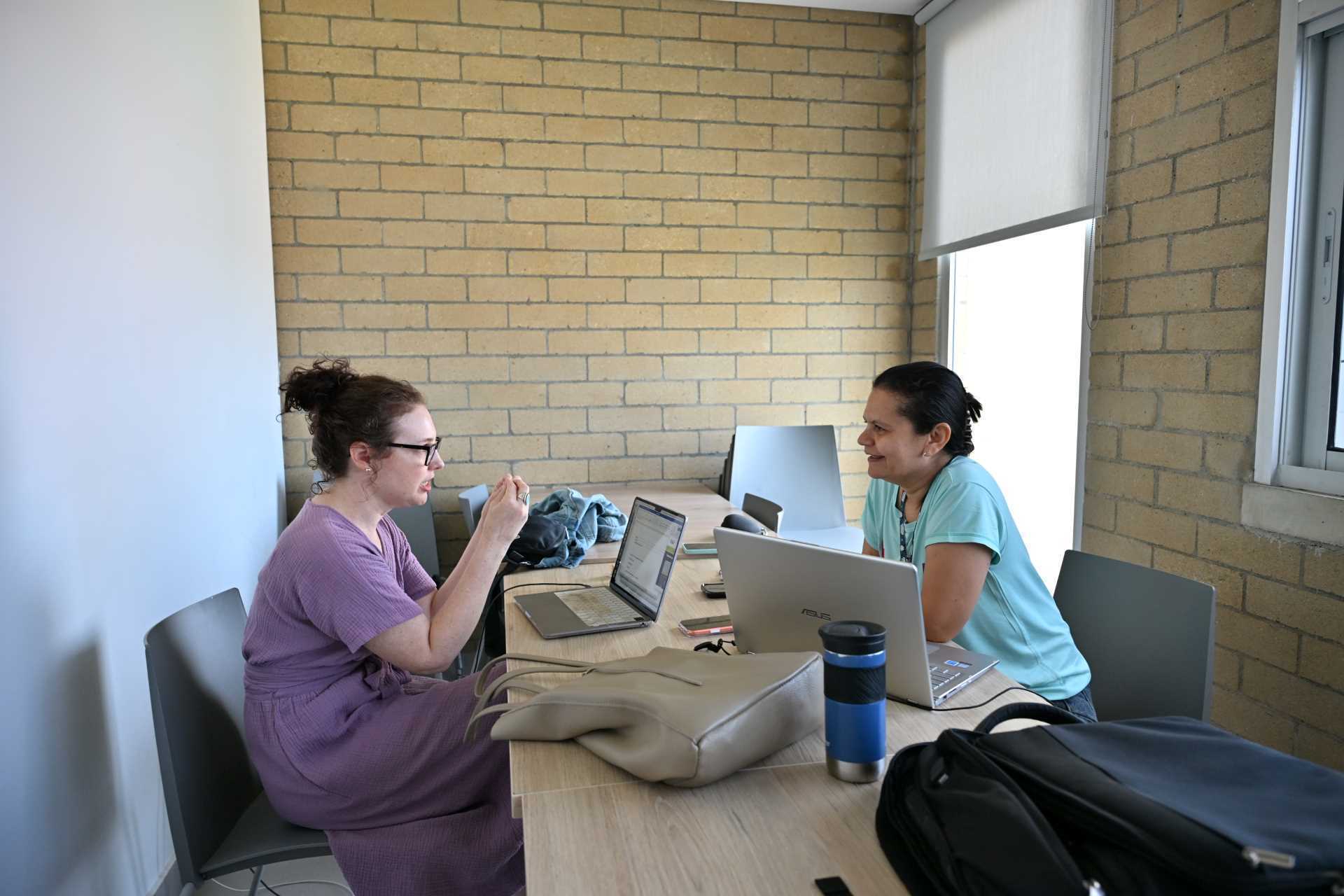 Amy Potter, docente especialista Fullbright con la docente de Ingeniería Civil, Luisa Martínez 