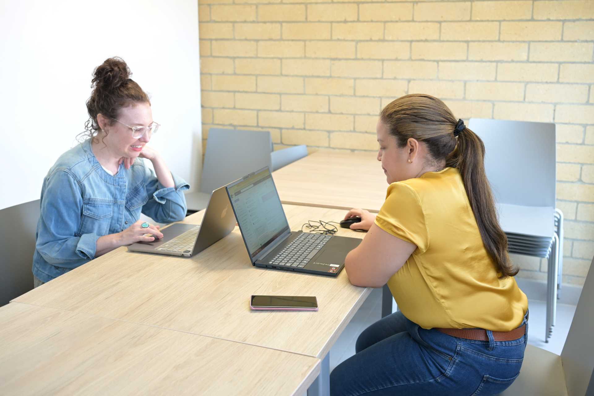 Amy Potter, docente especialista Fullbright con la docente de Economía, Aura Martínez