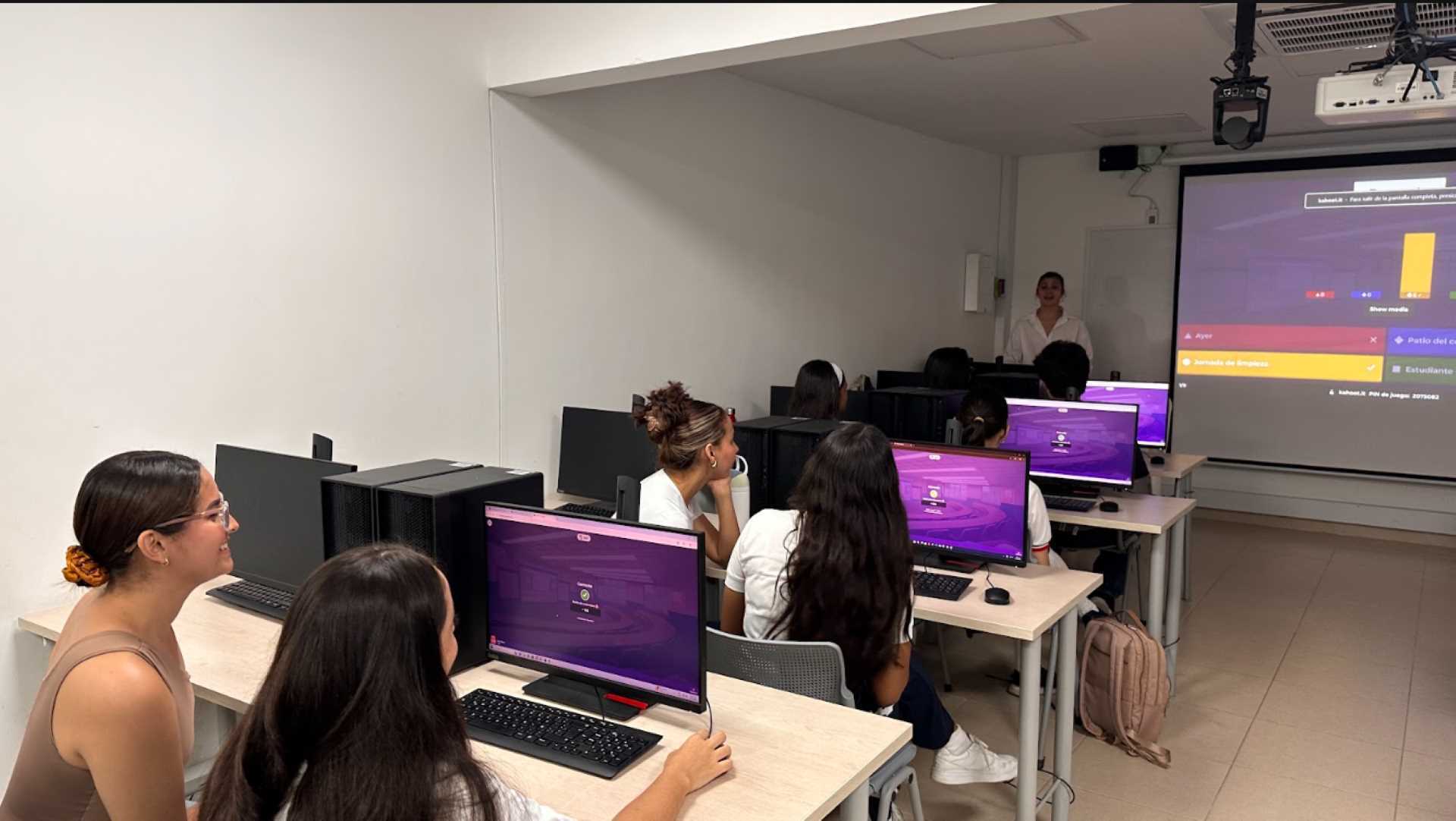 Estudiantes de colegios en Montería en los laboratorios de Comunicación