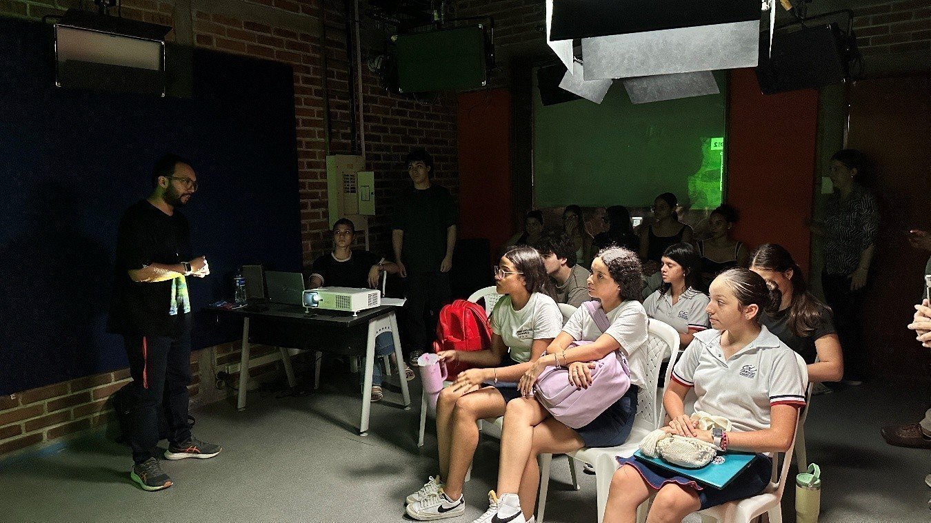 Estudiantes de colegios en Montería en los laboratorios de Comunicación