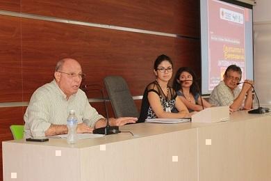 Los estudiantes escucharon atentos las intervenciones de los docentes
