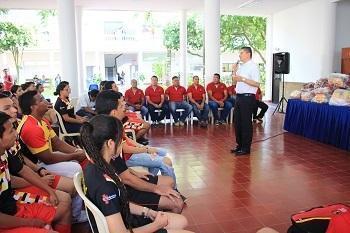 Significativa entrega de insignias y uniformes a deportistas UPB