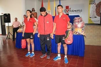 Significativa entrega de insignias y uniformes a deportistas UPB