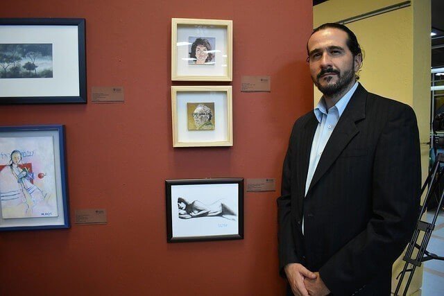 El docente Nicolás Chalavazis junto a su obra.