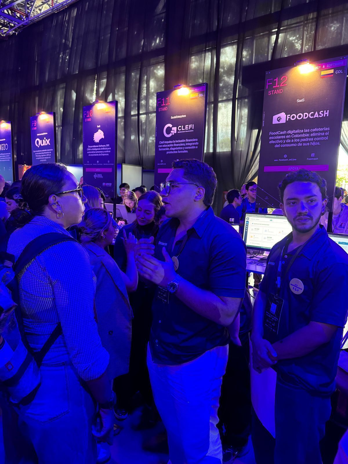Estudiantes emprendedores presentan la startup FoodCash durante feria de innovación y tecnología en Medellín