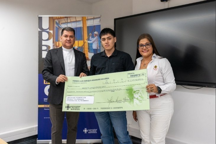 ESTUDIANTE GANADOR DE LA BECA DE ING CIVIL 