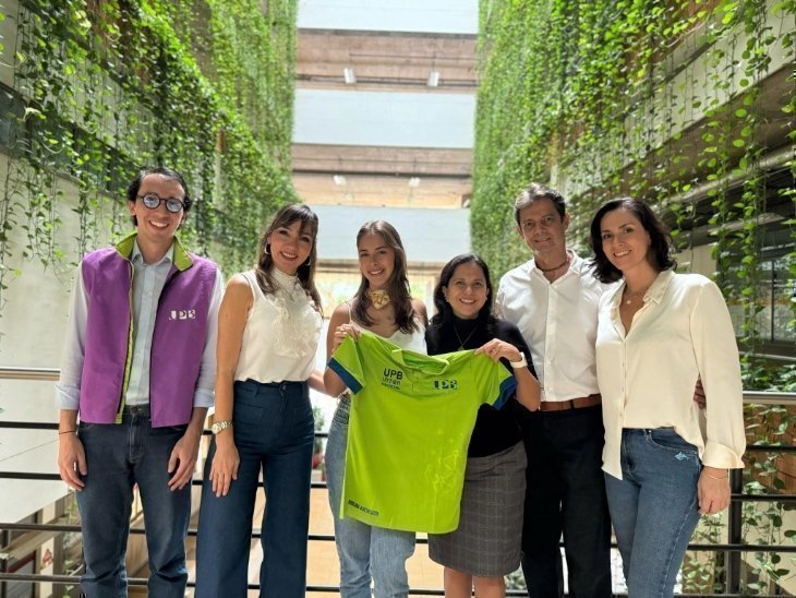 La familia de una de las ganadoras de la beca Kospie