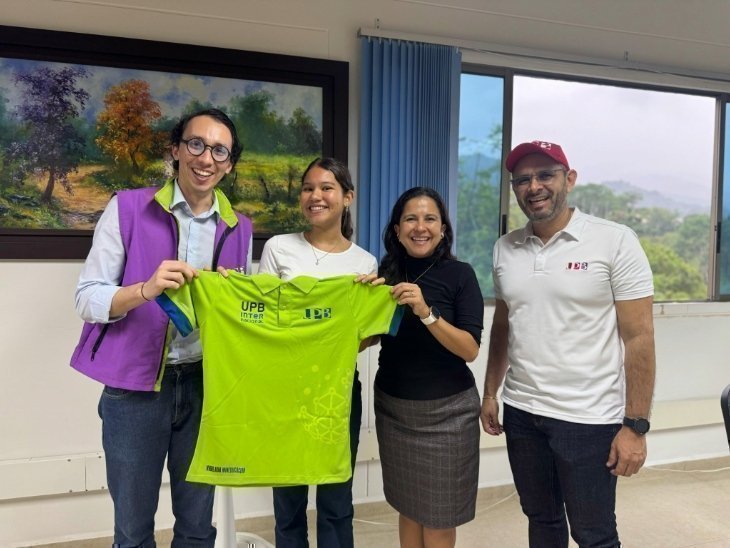 Los profesores y su estudiante con la camiseta de Kospie
