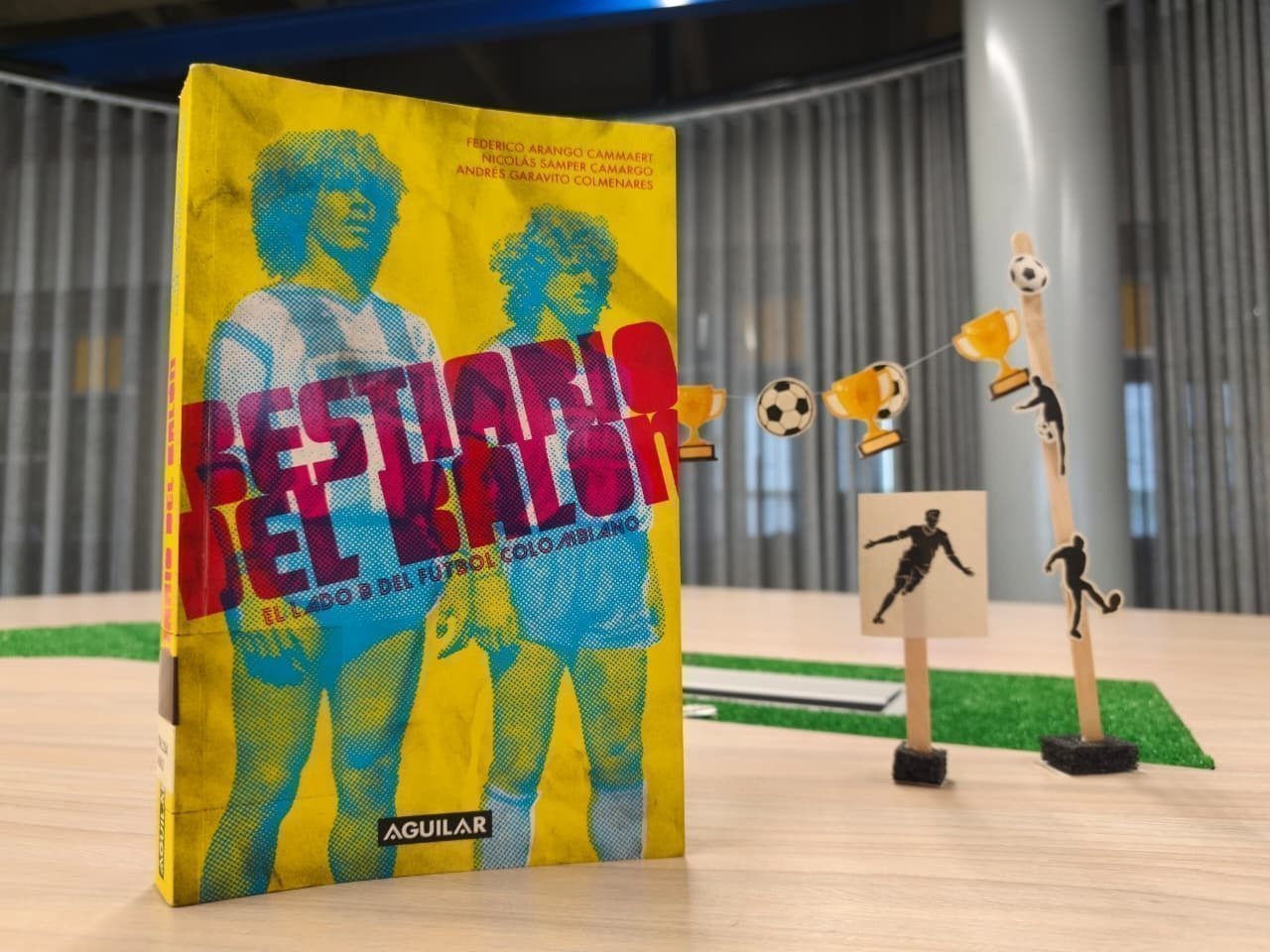 Portada del libro "Bestiario del balón: el lado B del fútbol colombiano" de Nicolás Samper, Federico Arango y Andrés Garavito