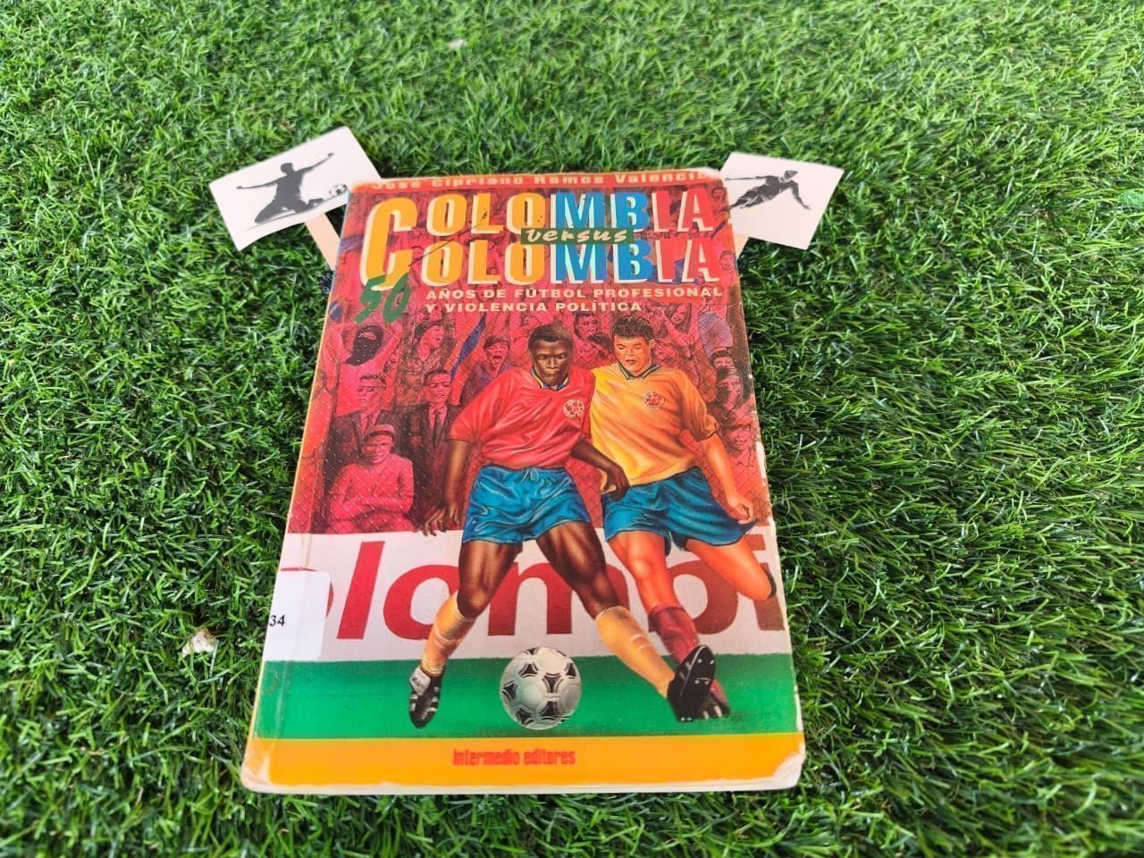 Portada del libro "Colombia vs Colombia: 50 años de fútbol profesional y violencia política" de José Cipriano Ramos Valencia