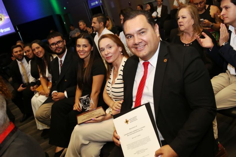 Personas compartiendo el logro 