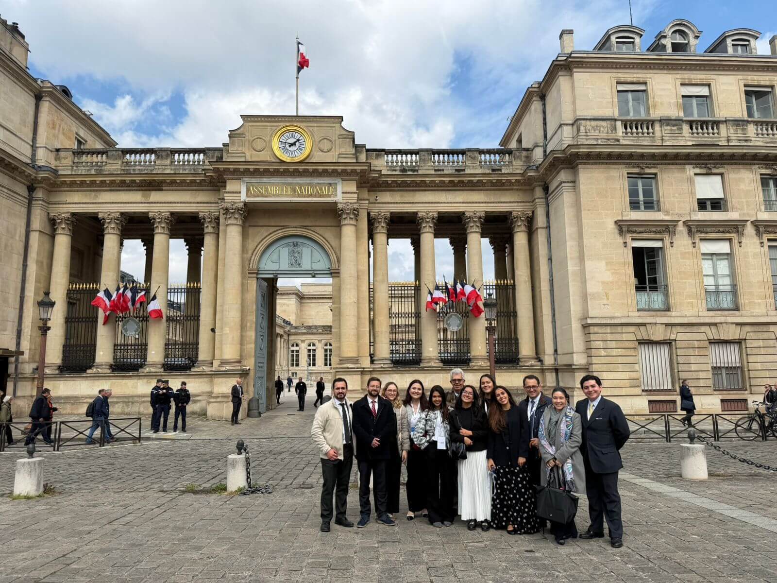 Directivas, docentes y estudiantes de la Facultad de Derecho y Ciencias Políticas de la UPB durante su visita institucional a la Université Paris-Panthéon-Assas en París, Francia.