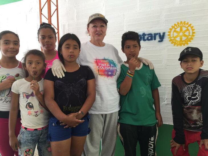 Didier pintando con los rotarios en una escuela rural de Salgar y hablando de valores con los niños