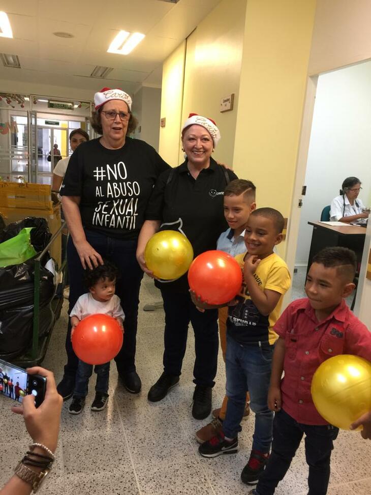 Didier acompañada de Martha Betancur, exdirectora de la Clínica Universitaria Bolivariana, entregando regalos a los niños de la Poloclínica Cariño en 2019.
