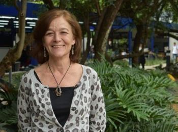 egresada María Isabel Barrientos en los jardines del campus