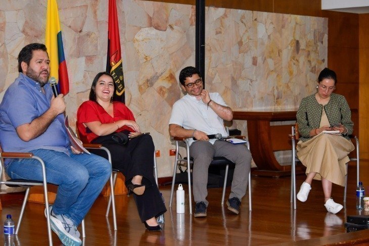 Imagen de los profesores que estuvieron en la mesa redonda del evento de la FLIP