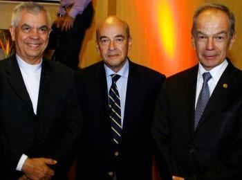 Carlos Jaramillo acompañado por el rector y el decano de la facultad de derecho