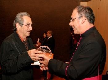 Carlos Mesa recibe el reconocimiento Talento Bolivarinao de manos de Mons. Luis Fernando Rodríguez.
