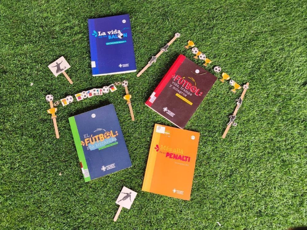 Portada de los libros "Fútbol, vida, trampa y milagros" de Reinaldo Spitaletta; "El fútbol, esa metáfora" y "La vida en un balón" de Juan Carlos Rodas Montoya y los ganadores del concurso ¿Cuál es tu cuento con el fútbol?, titulado Más allá de un penalti