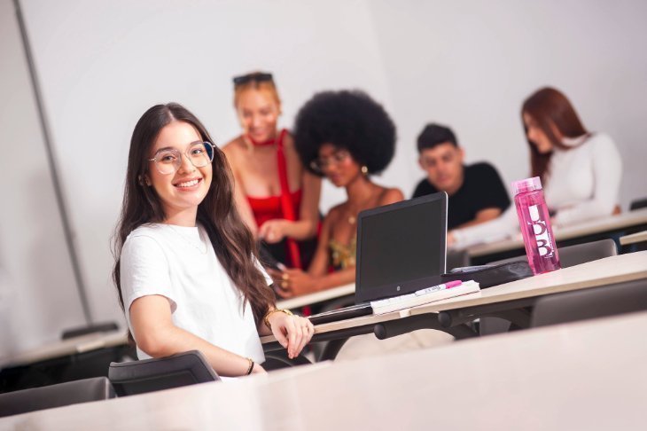 Cuatro estudiantes posando para la cámara de la UPB 