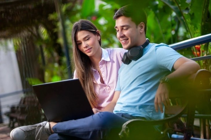 Dos estudiantes en el Ecocampus de la UPB 
