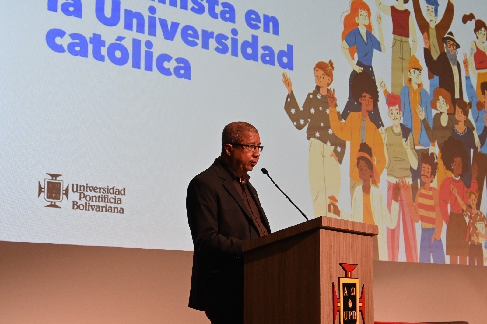 Jhoman Carvajal, decano de la Escuela de Teología de Filosofía y Humanidades, en el discurso por los 40 años del Centro de Humanidades.