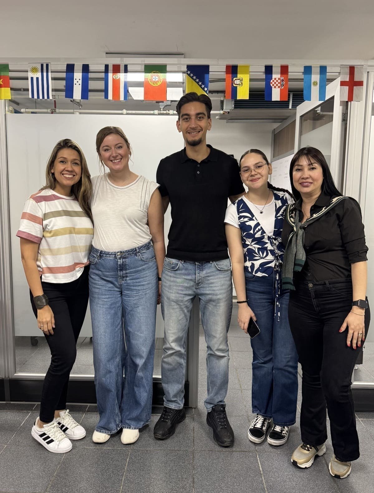 Equipo de la UPB junto a Ismail Gokta, estudiante internacional proveniente de Bélgica, durante su experiencia académica en Medellín.