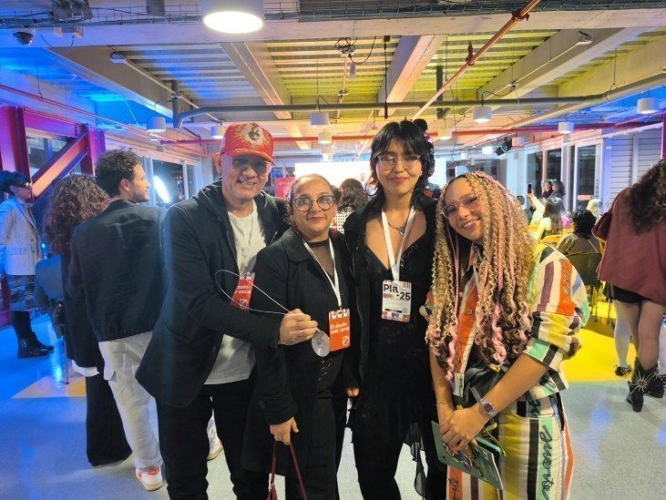 En la imagen estan las estudiantes ganadoras y el profesor con ellos