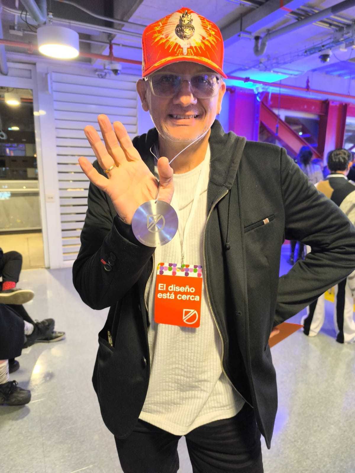 En la imagen estan las estudiantes ganadoras y el profesor con ellos