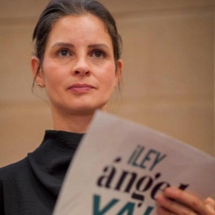 La senadora Andrea Padilla sostiene un cartel con el mensaje “¡Ley Ángel ya!” durante un evento sobre protección animal en Colombia. La Ley Ángel busca fortalecer los derechos de los animales y endurecer las penas contra el maltrato animal.