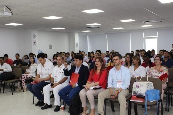 En el Congreso se desarrollan conferencias centrales, conversatorios, paneles y simultáneamente hay salones de ponencias.