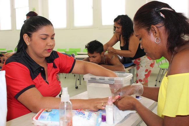 Procesos formativo de introducción al maquillaje profesional y peinados y belleza