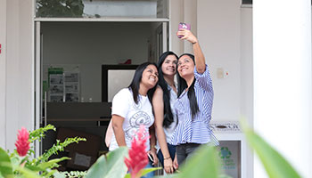 Estudiantes de pregrado usando redes sociales