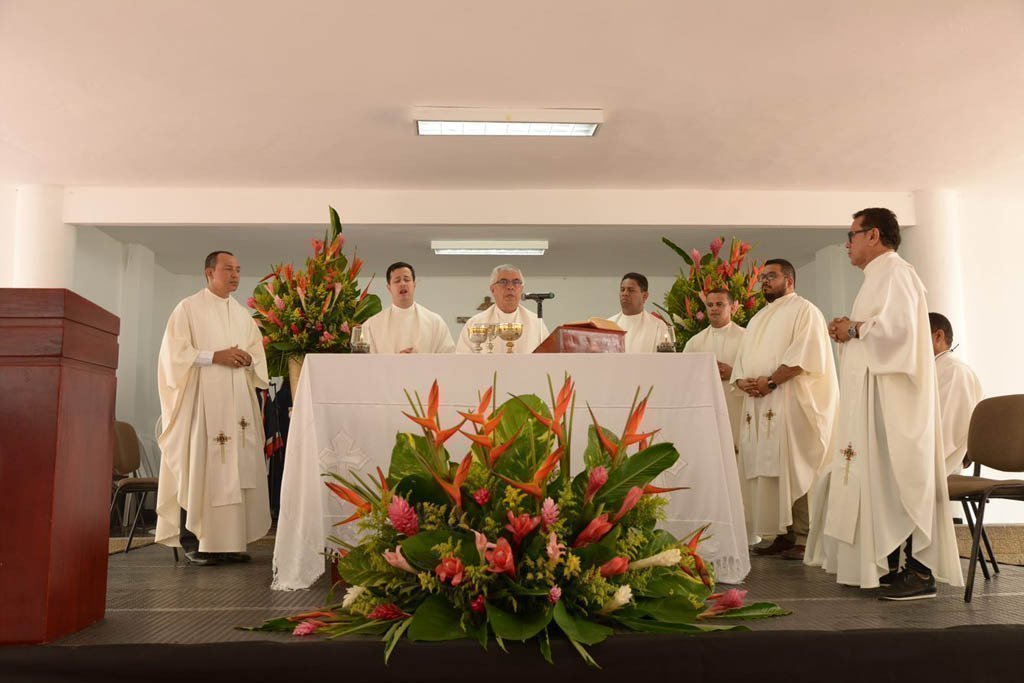 El rector general de la UPB, Presbítero Julio Jairo Ceballos Sepúlveda, y el rector de la seccional Montería, Pbro. Juan Camilo Restrepo Tamayo, presidieron los actos conmemorativos