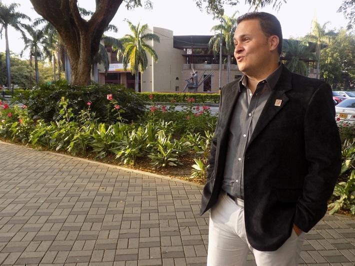 Alexandre Zuluaga de perfil. De fondo se observa el bloque rectoral de la Universidad