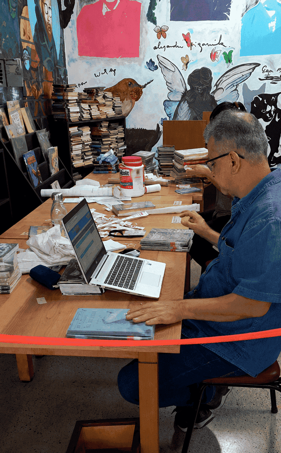 Trabajador de la biblioteca clasificando los libros
